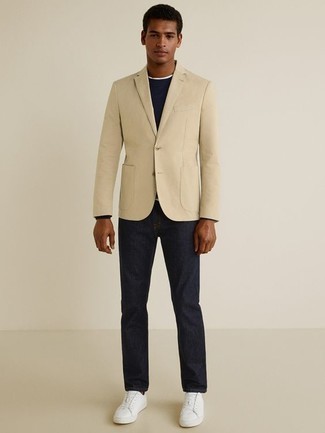 Как носить темно-синие джинсы с бежевым пиджаком мужчине