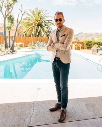 Как носить темно-синие джинсы с бежевым пиджаком мужчине