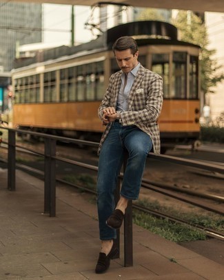 Как носить темно-синие джинсы с бежевым пиджаком мужчине