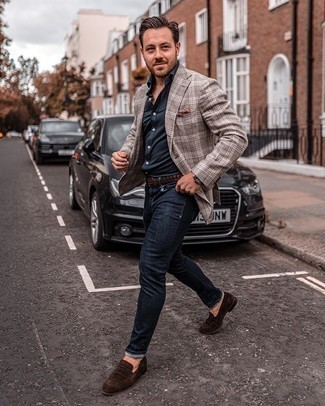 Как носить темно-синие джинсы с бежевым пиджаком мужчине