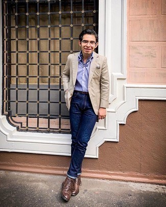 Как носить темно-синие джинсы с бежевым пиджаком мужчине