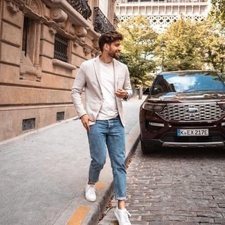 Как носить темно-синие джинсы с бежевым пиджаком мужчине