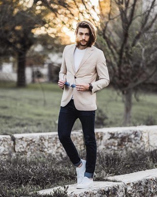 Как носить темно-синие джинсы с бежевым пиджаком мужчине