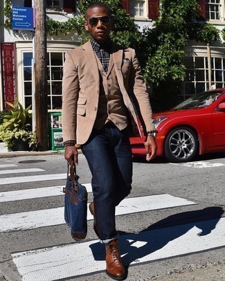 Как носить темно-синие джинсы с бежевым пиджаком мужчине