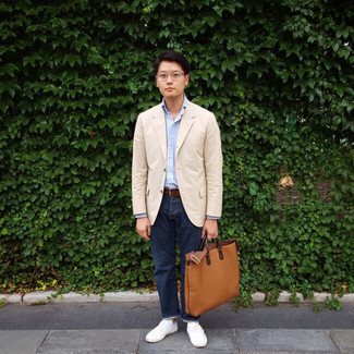 Как носить темно-синие джинсы с бежевым пиджаком мужчине