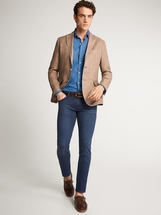 Как носить темно-синие джинсы с бежевым пиджаком мужчине