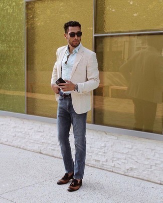 Как носить темно-синие джинсы с бежевым пиджаком мужчине
