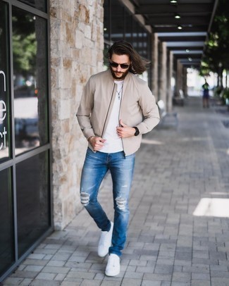 Как носить темно-синие джинсы с бежевым бомбером мужчине