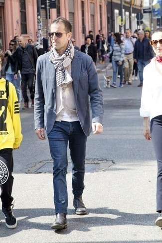 Как носить темно-синие джинсы с бежевым кардиганом мужчине