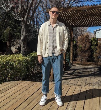 Как носить темно-синие джинсы с бежевым кардиганом мужчине