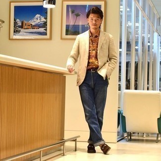 Как носить темно-синие джинсы с бежевым льняным пиджаком мужчине