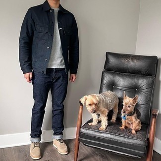 Как носить темно-синие джинсы с бежевыми замшевыми повседневными ботинками мужчине