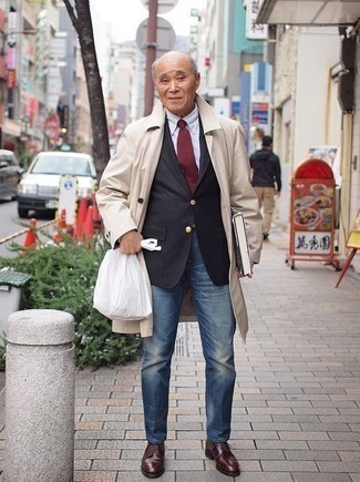 Как носить темно-синие джинсы с бежевым плащом мужчине