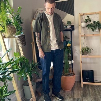 Как носить темно-синие джинсы с черными кроссовками мужчине