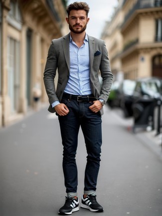 Как носить темно-синие джинсы с черными кроссовками мужчине