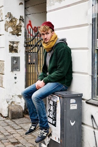 Как носить темно-синие джинсы с черными кроссовками мужчине