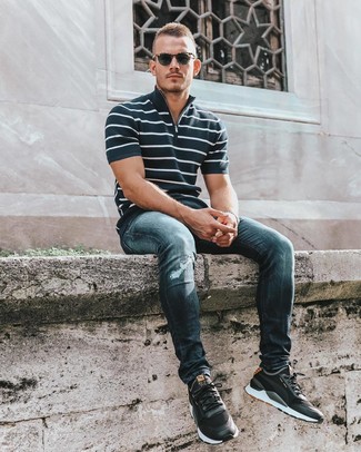 Как носить темно-синие джинсы с черными кроссовками мужчине