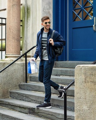 Как носить темно-синие джинсы с черными кроссовками мужчине