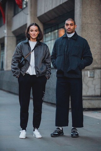 Как носить темно-синие джинсы с черными кроссовками мужчине