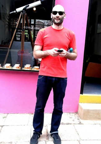 Как носить темно-синие джинсы с черными кроссовками мужчине