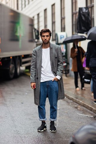 Как носить темно-синие джинсы с черными кроссовками мужчине