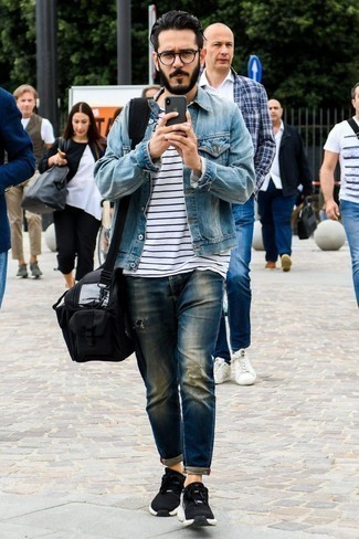 Как носить темно-синие джинсы с черными кроссовками мужчине