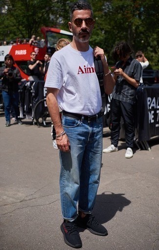 Как носить темно-синие джинсы с черными кроссовками мужчине