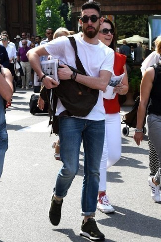 Как носить темно-синие джинсы с черными кроссовками мужчине