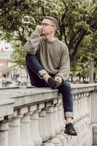 Как носить темно-синие джинсы с черными кроссовками мужчине