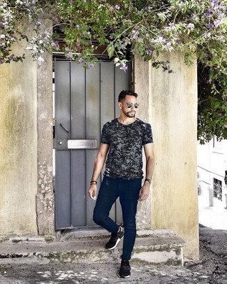 Как носить темно-синие джинсы с черными кроссовками мужчине