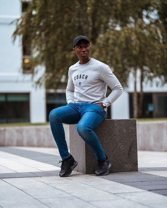 Как носить темно-синие джинсы с черными кроссовками мужчине