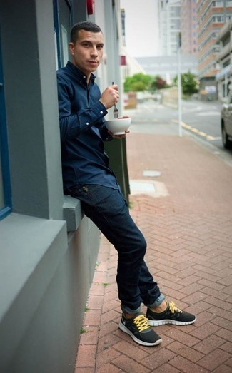 Как носить темно-синие джинсы с черными кроссовками мужчине