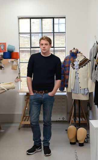 Как носить темно-синие джинсы с черными кроссовками мужчине