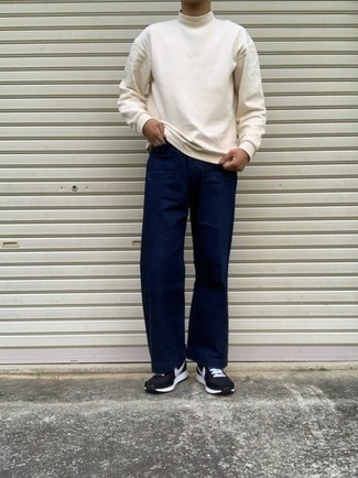 Как носить темно-синие джинсы с черными кроссовками мужчине