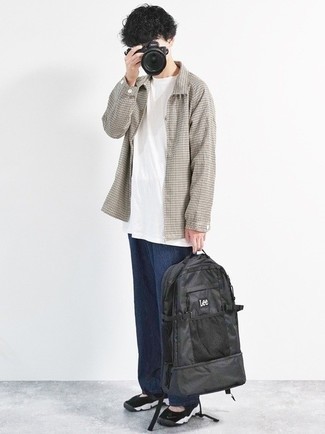 Как носить темно-синие джинсы с черными кроссовками мужчине