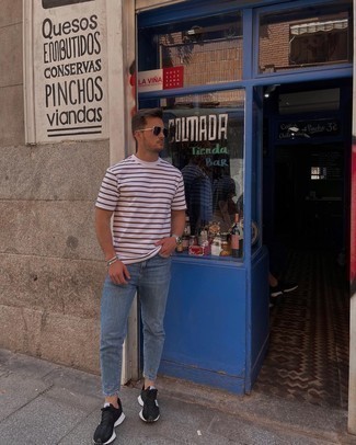 Как носить темно-синие джинсы с черными кроссовками мужчине