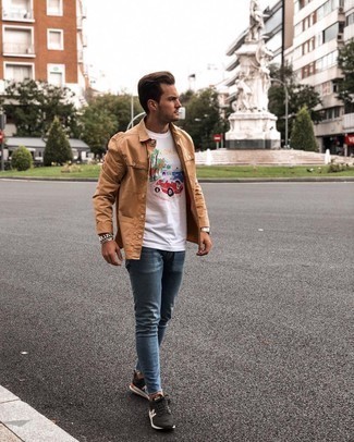 Как носить темно-синие джинсы с черными кроссовками мужчине