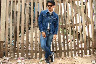 Как носить темно-синие джинсы с черными кроссовками мужчине