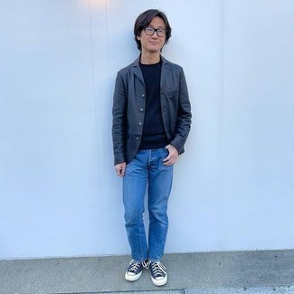Как носить темно-синие джинсы с черным пиджаком мужчине