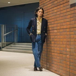 Как носить темно-синие джинсы с черным пиджаком мужчине