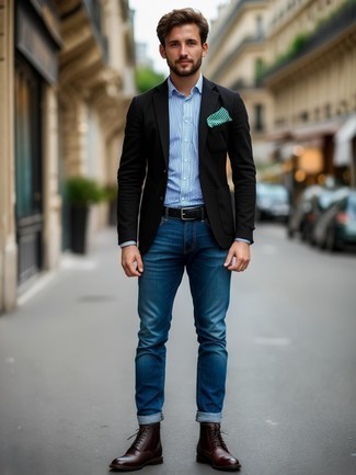 Как носить темно-синие джинсы с черным пиджаком мужчине