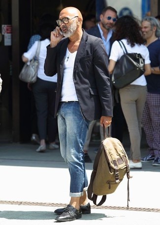 Как носить темно-синие джинсы с черным пиджаком мужчине