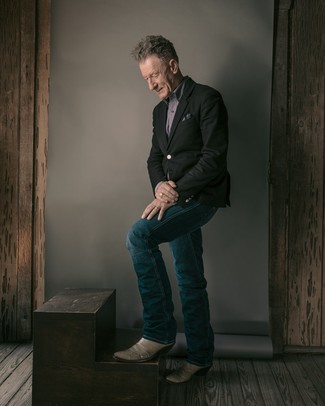 Как носить темно-синие джинсы с черным пиджаком мужчине
