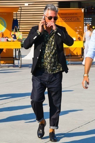 Как носить темно-синие джинсы с черным пиджаком мужчине