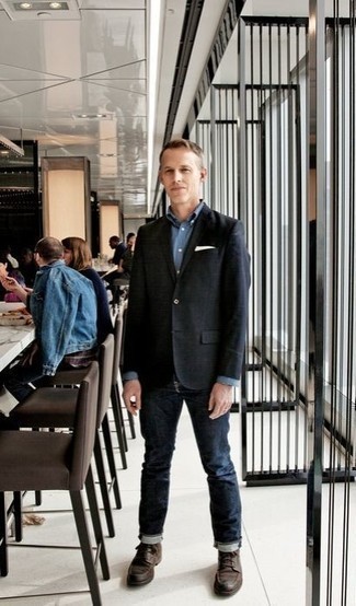 Как носить темно-синие джинсы с черным пиджаком мужчине