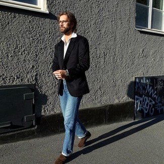 Как носить темно-синие джинсы с черным пиджаком мужчине