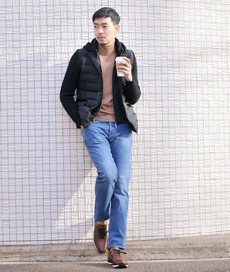 Как носить темно-синие джинсы с черным пиджаком мужчине