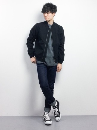 Как носить темно-синие джинсы с черным бомбером мужчине