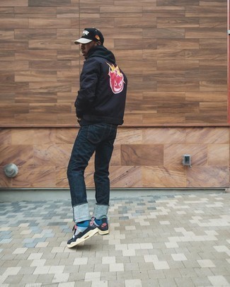 Как носить темно-синие джинсы с черным бомбером мужчине