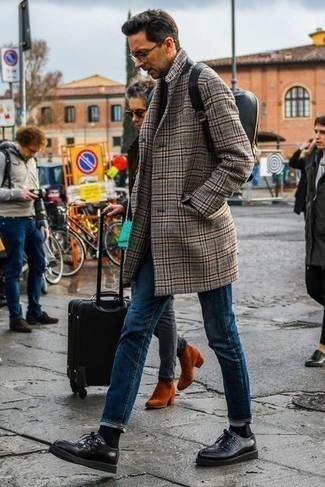 Как носить темно-синие джинсы с черным свитером с круглым вырезом мужчине